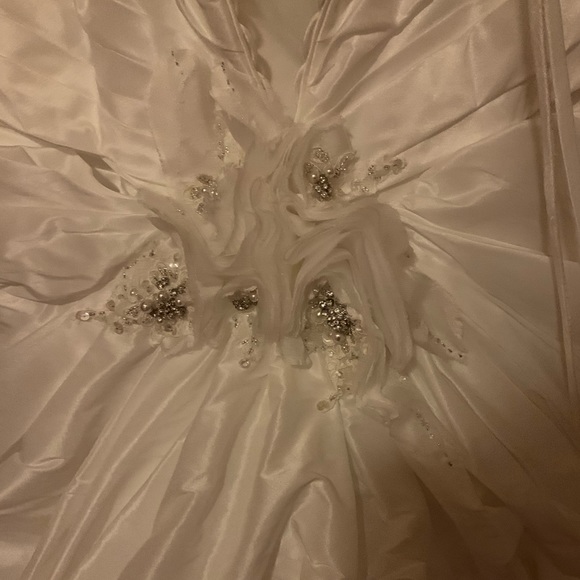 Never worn wedding dress - Picture 3 of 5